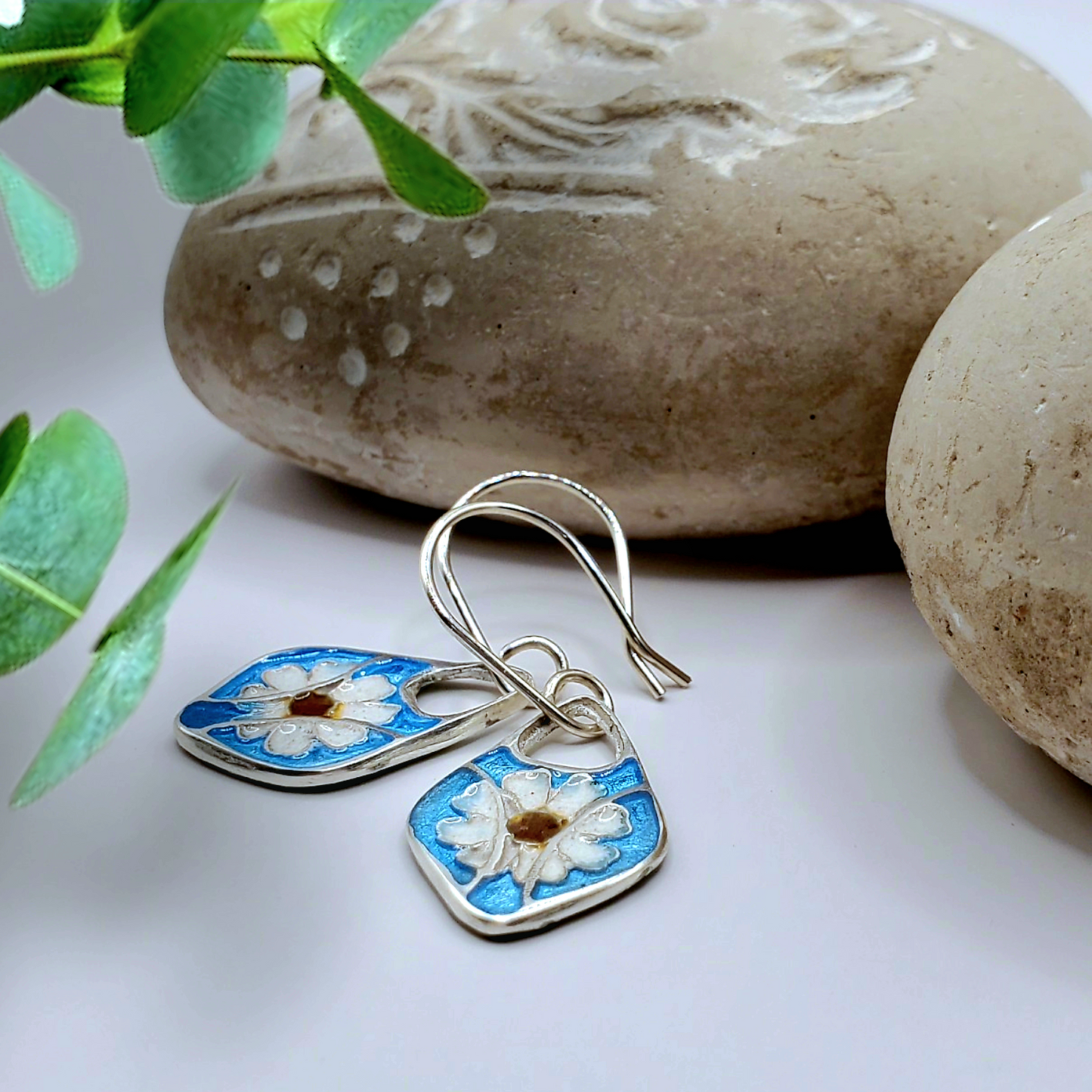 Boucles d'oreilles en email grand feu sur argent, motif fleur blanche fond bleu turquoise