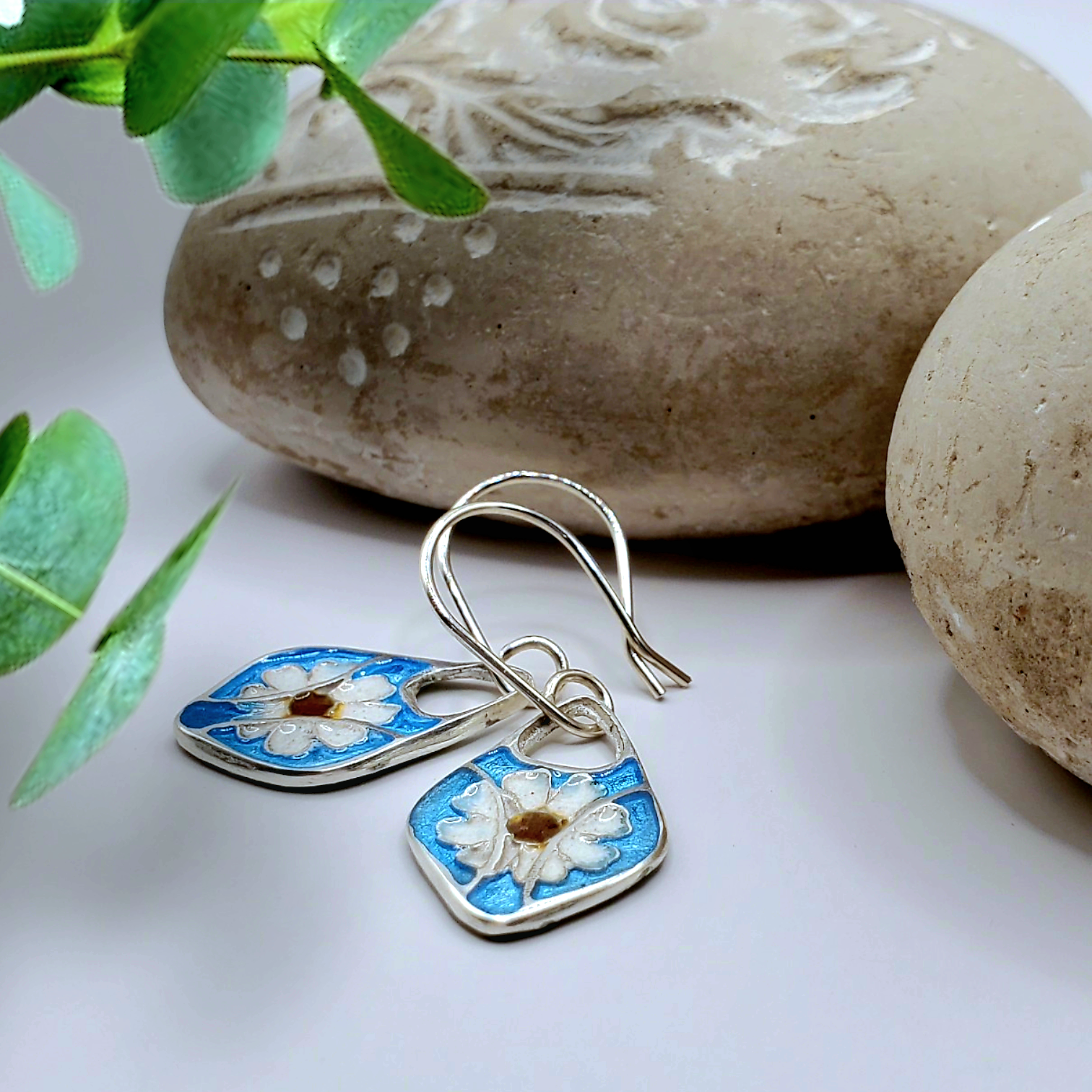 Boucles d'oreilles en email grand feu sur argent, motif fleur blanche fond bleu turquoise