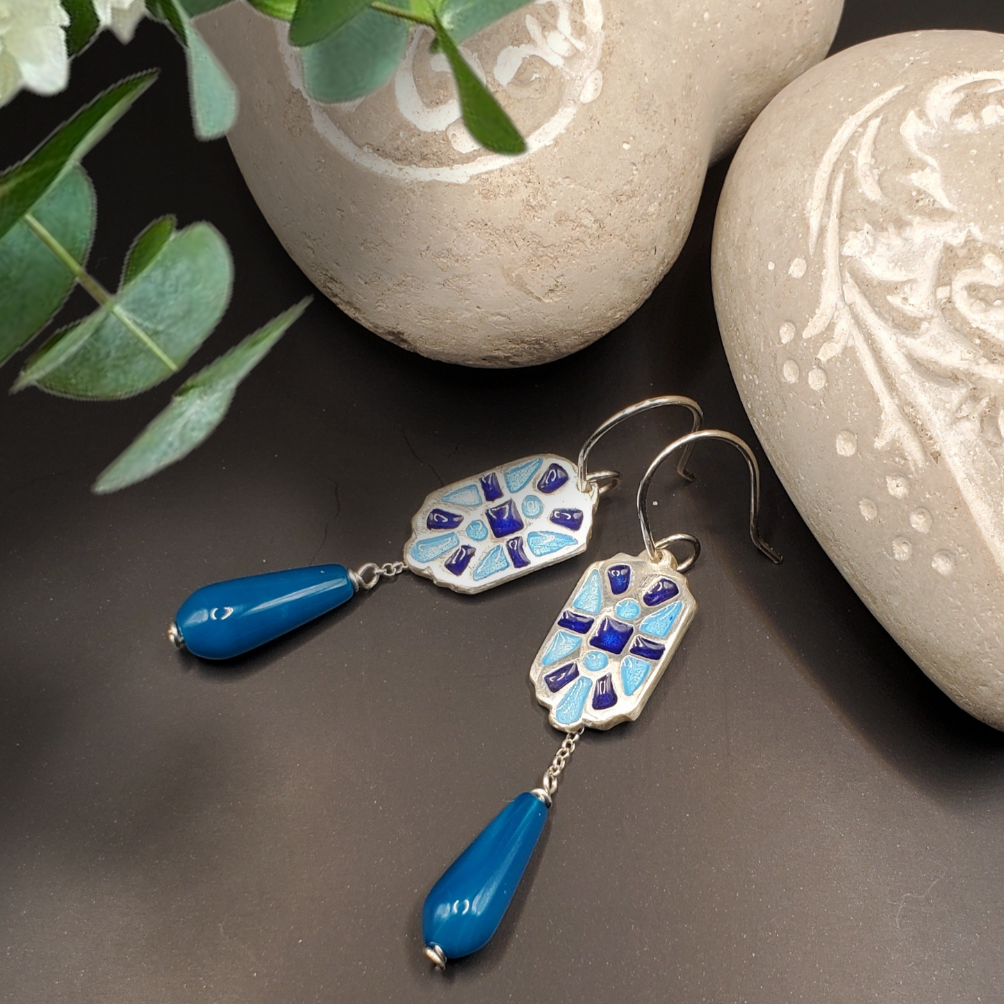 Boucles d'oreilles en email grand feu sur argent, motif mosaïque pierres naturelles bleues