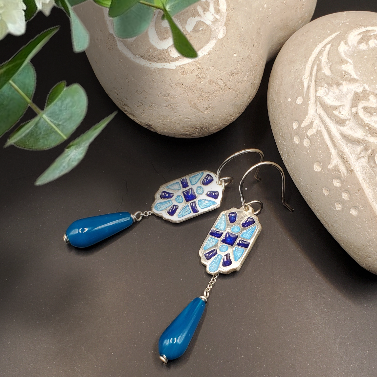 Boucles d'oreilles en email grand feu sur argent, motif mosaïque pierres naturelles bleues