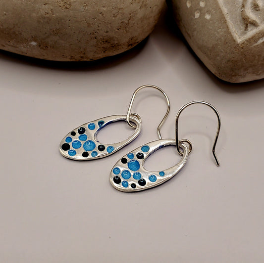 Boucles d'oreilles en email grand feu sur argent, format ovale ajouré bleu turquoise
