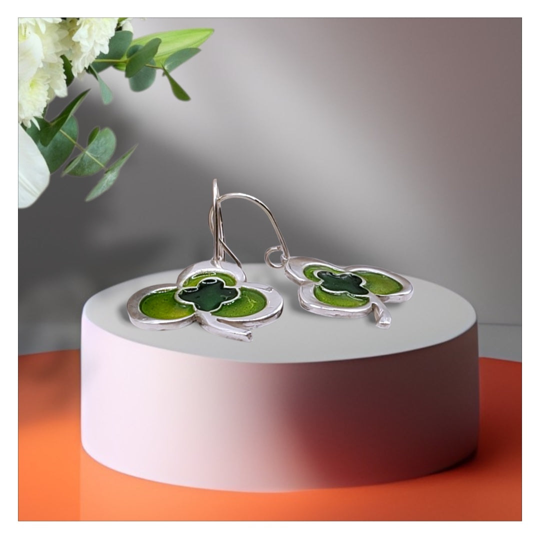 Boucles d'oreilles en email grand feu sur argent, motif trèfle vert émeraude
