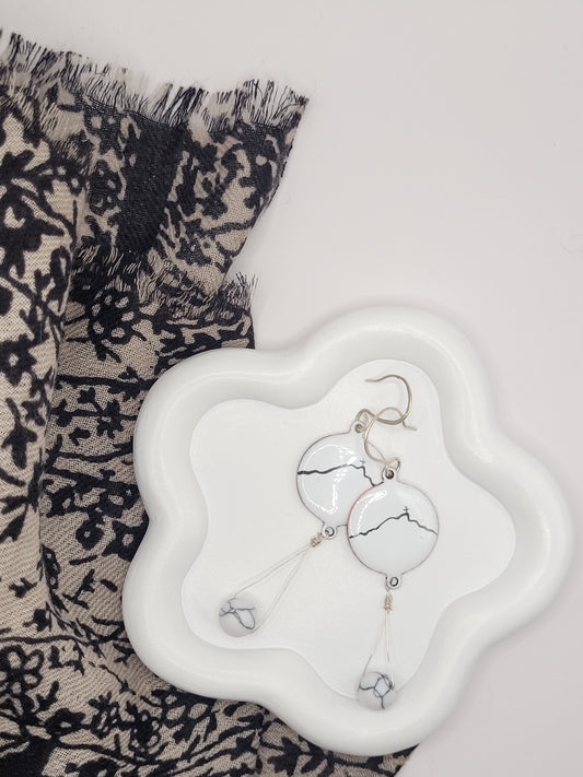 boucles d'oreilles en émail sur cuivre blanche, ornées de la ligne noire évoquant la montagne sainte-victoire à Aix en Provence. Création maison Calub.