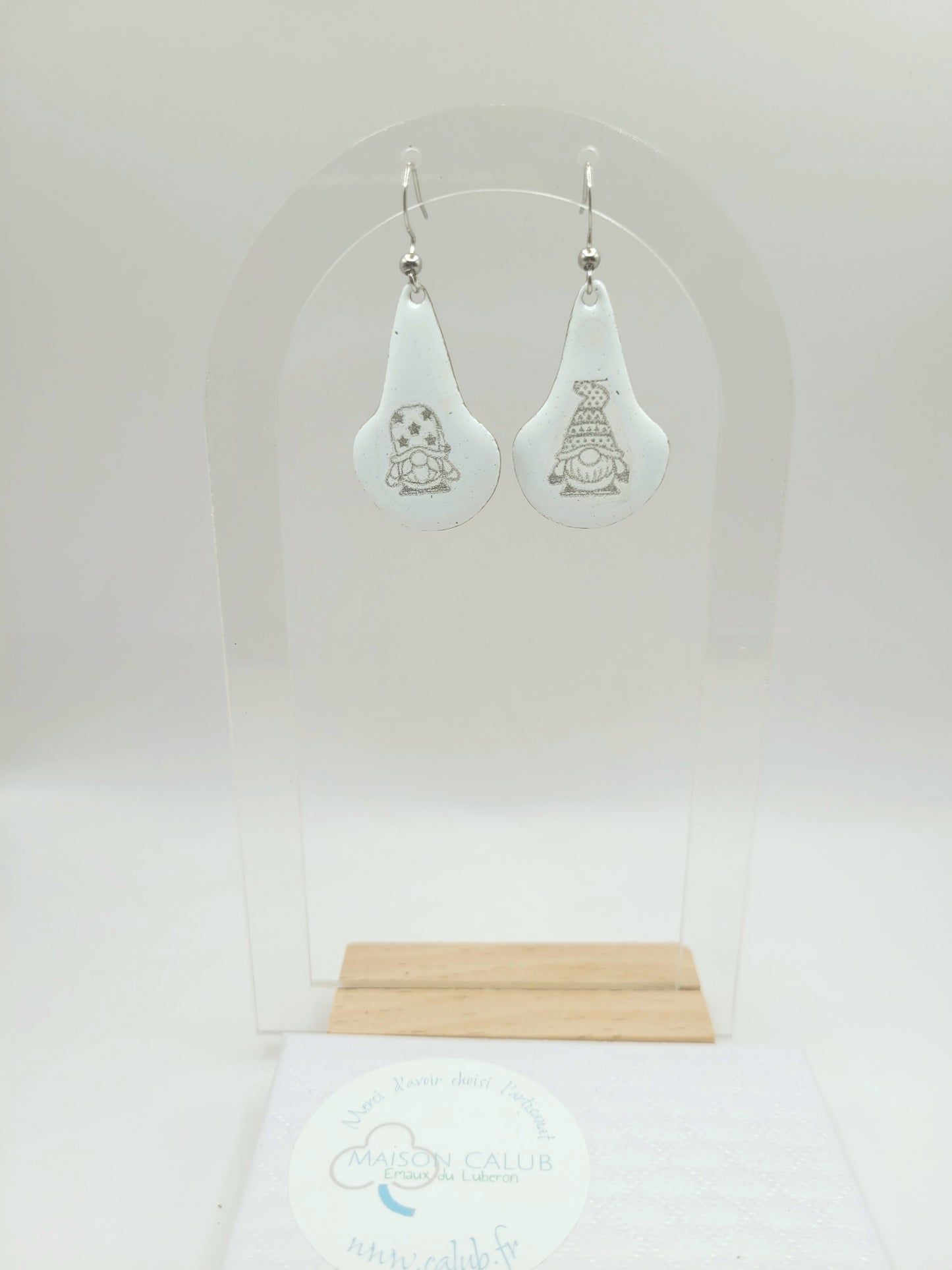 boucles d'oreilles en email sur cuivre en forme de goutte avec un petit personnage mignon noir sur fond blanc maison calub sur presentoir