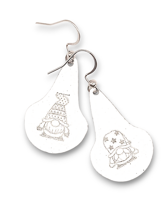 boucles d'oreilles en email sur cuivre en forme de goutte avec un petit personnage mignon noir sur fond blanc maison calub