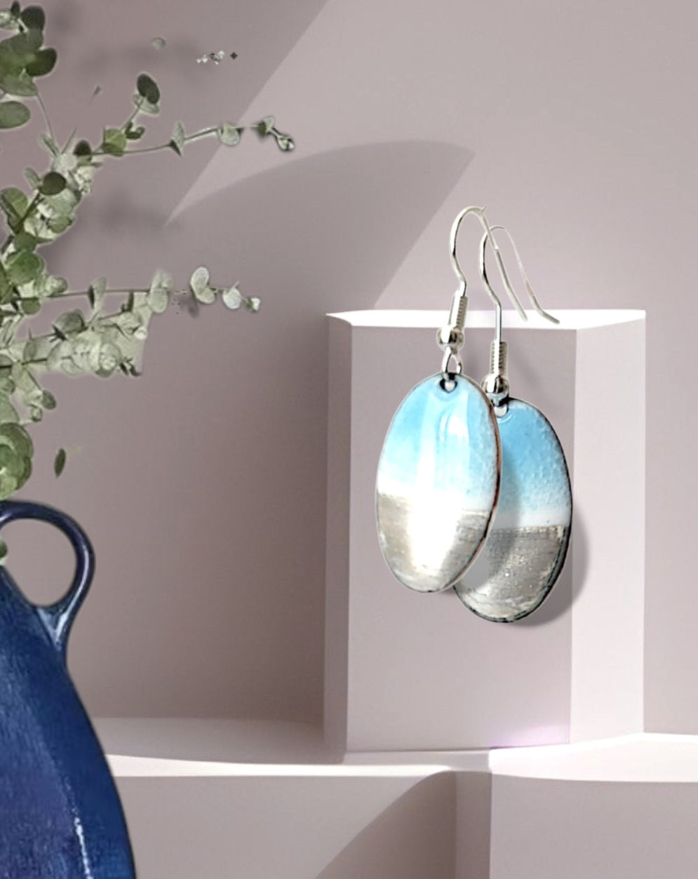 boucles d'oreilles de la collection Eau Minérale chez maison CALUB, bijou en émail sur cuivre dans les tons bleus et lustre d'argent