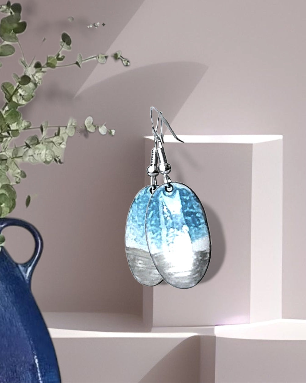 boucles d'oreilles de la collection Eau Minérale chez maison CALUB, bijou en émail sur cuivre dans les tons bleus et lustre d'argent