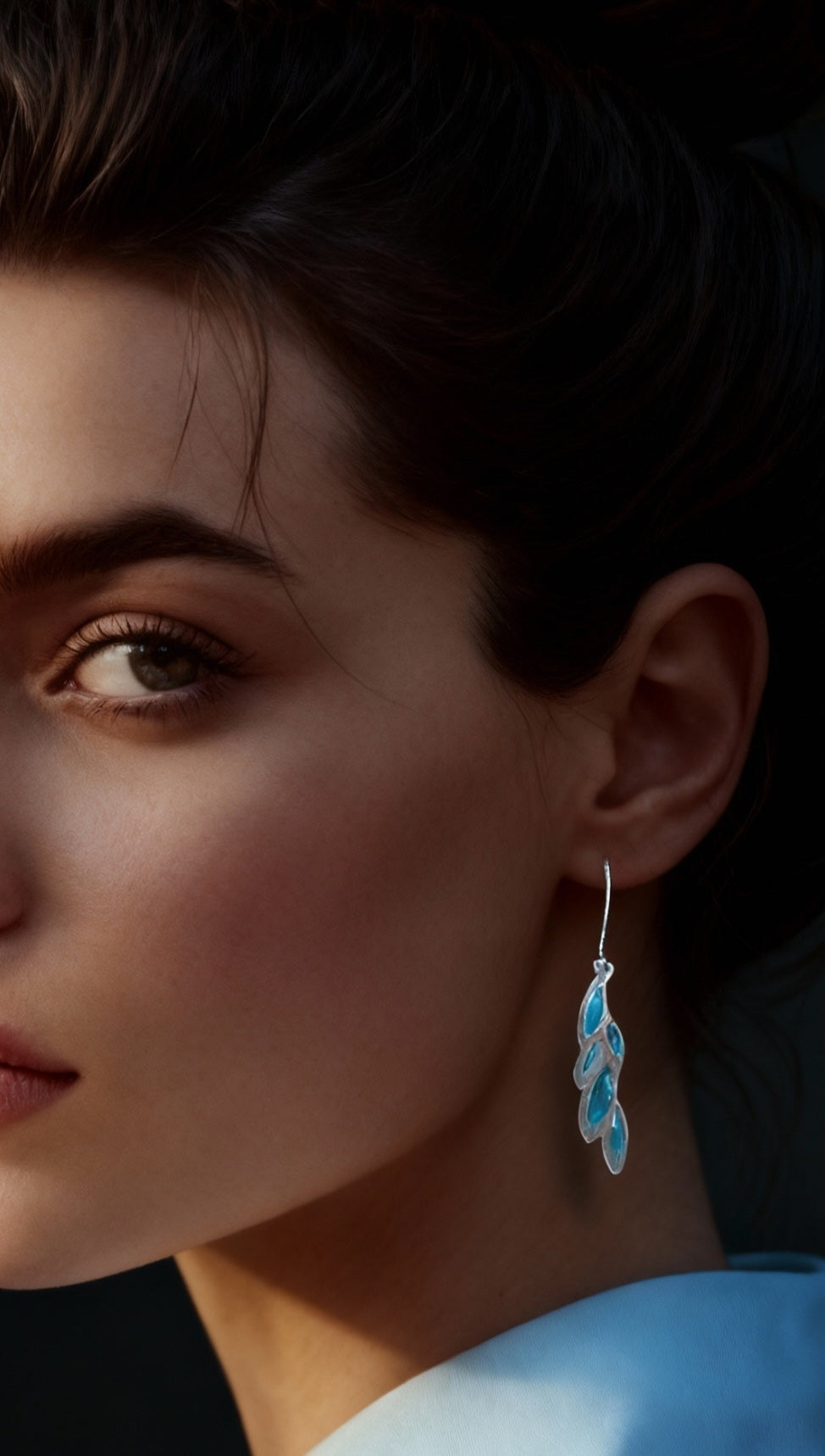 femme portant les boucles d'oreilles feuilles de laurier en argent fin et  émail plique-à-jour turquoise bijoux artisanal chez maison CALUB