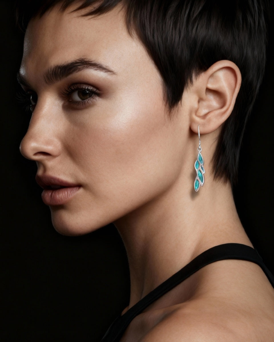 femme portant les boucles d'oreilles feuilles de laurier en argent fin et  émail plique-à-jour turquoise bijoux artisanal chez maison CALUB