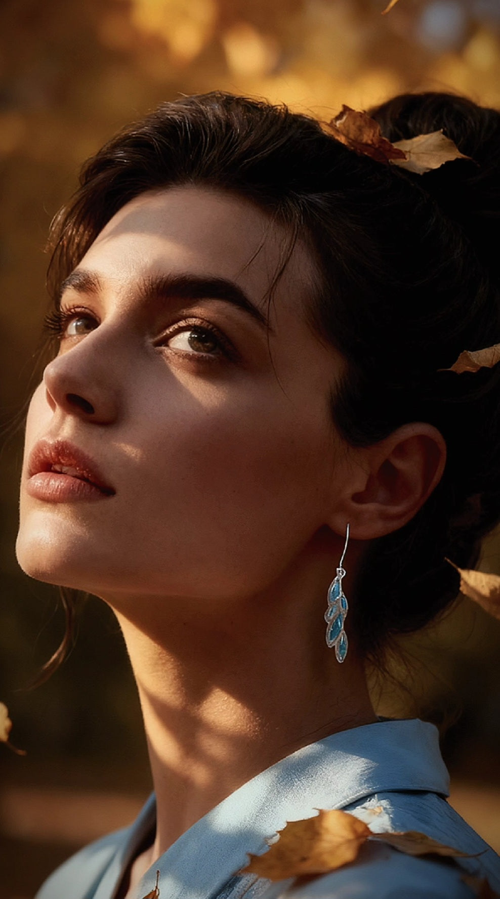 femme portant les boucles d'oreilles feuilles de laurier en argent fin et  émail plique-à-jour turquoise bijoux artisanal chez maison CALUB