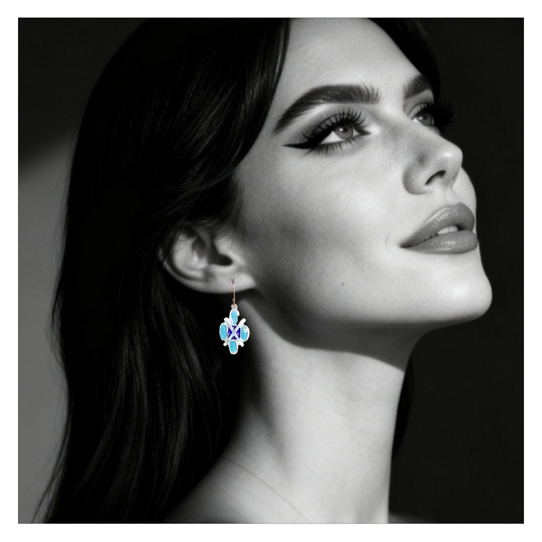 Boucles d'oreilles email argent portées par une femme, style art deco