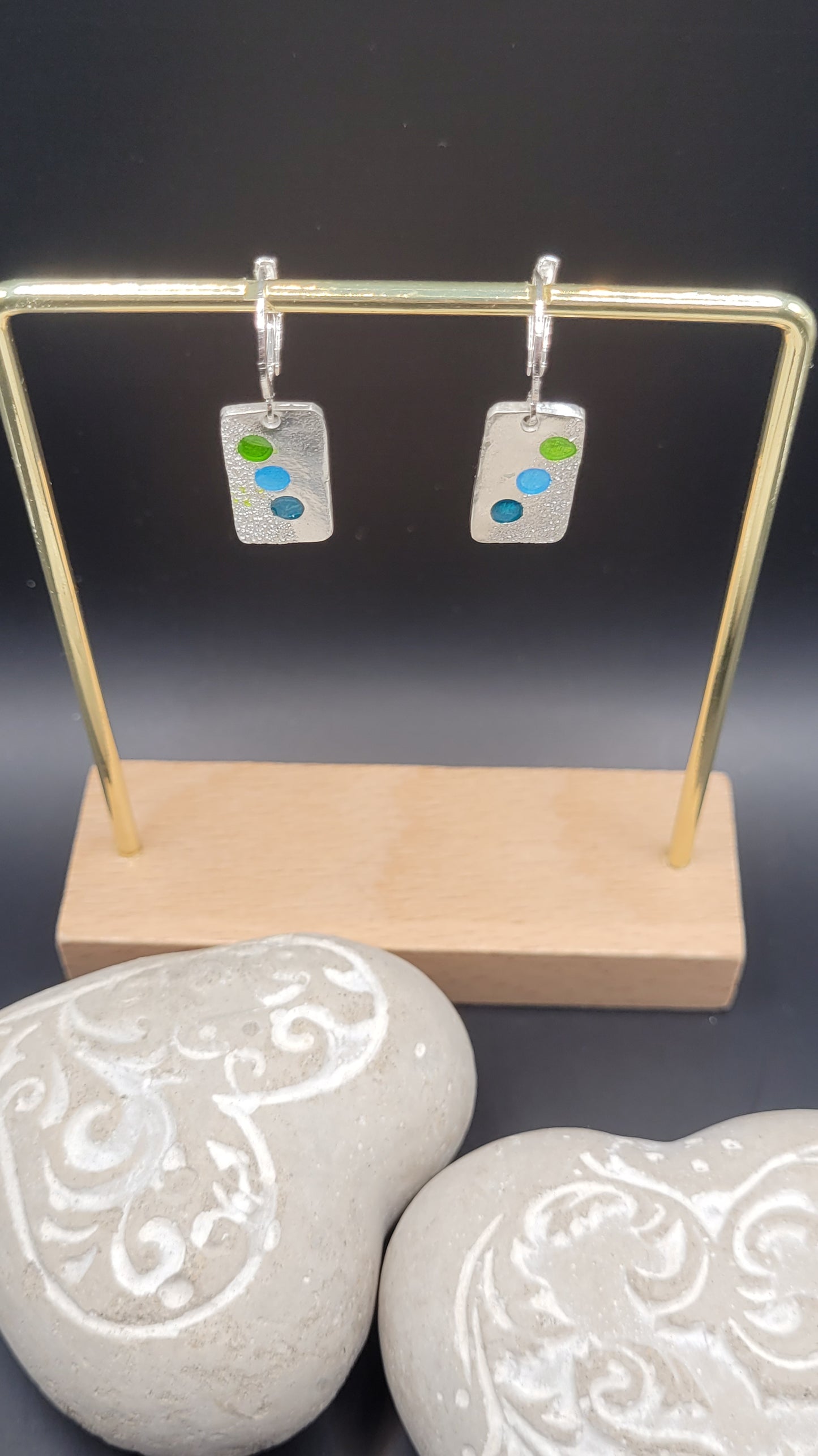 Boucles d'oreilles email argent portées par une femme, motif confetti bleu vert