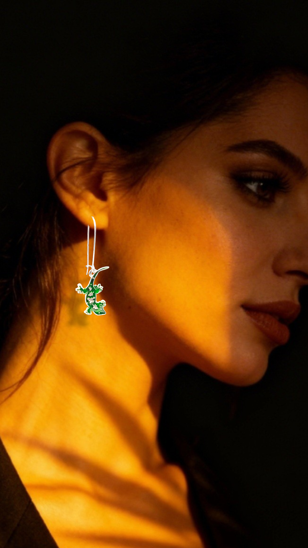 Boucles d'oreilles email argent portées par une femme, motif gecko vert