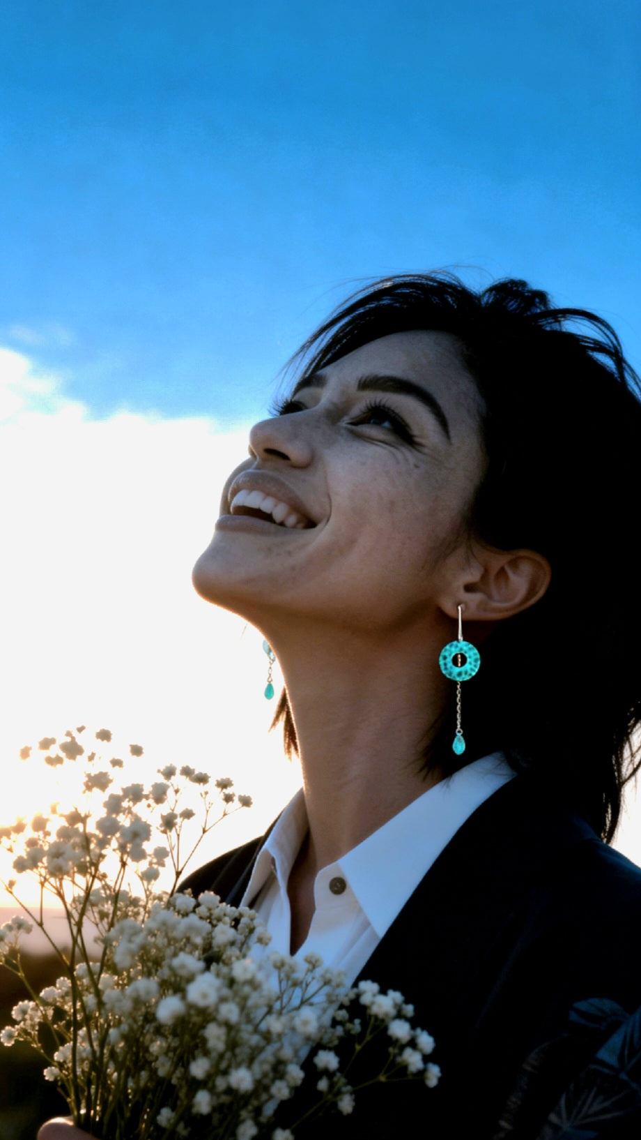 Boucles d'oreilles email argent portées par une femme, cristal turquoise