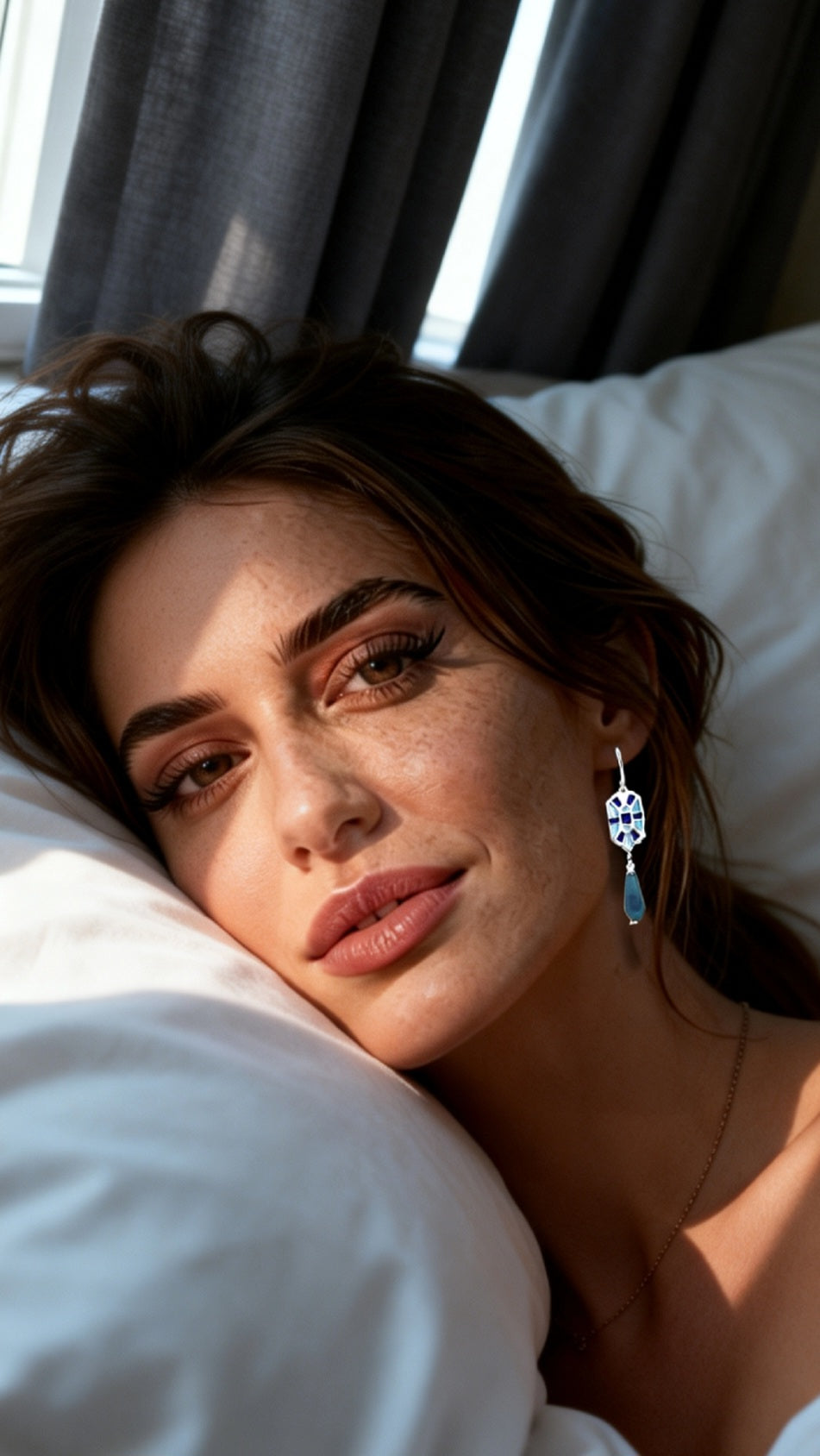 Boucles d'oreilles email argent portées par une femme, motif mosaïque pierres