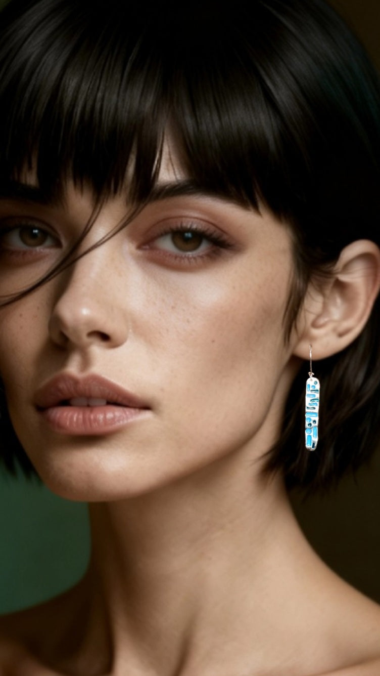 Boucles d'oreilles email argent portées par une femme, format oblongue bleu