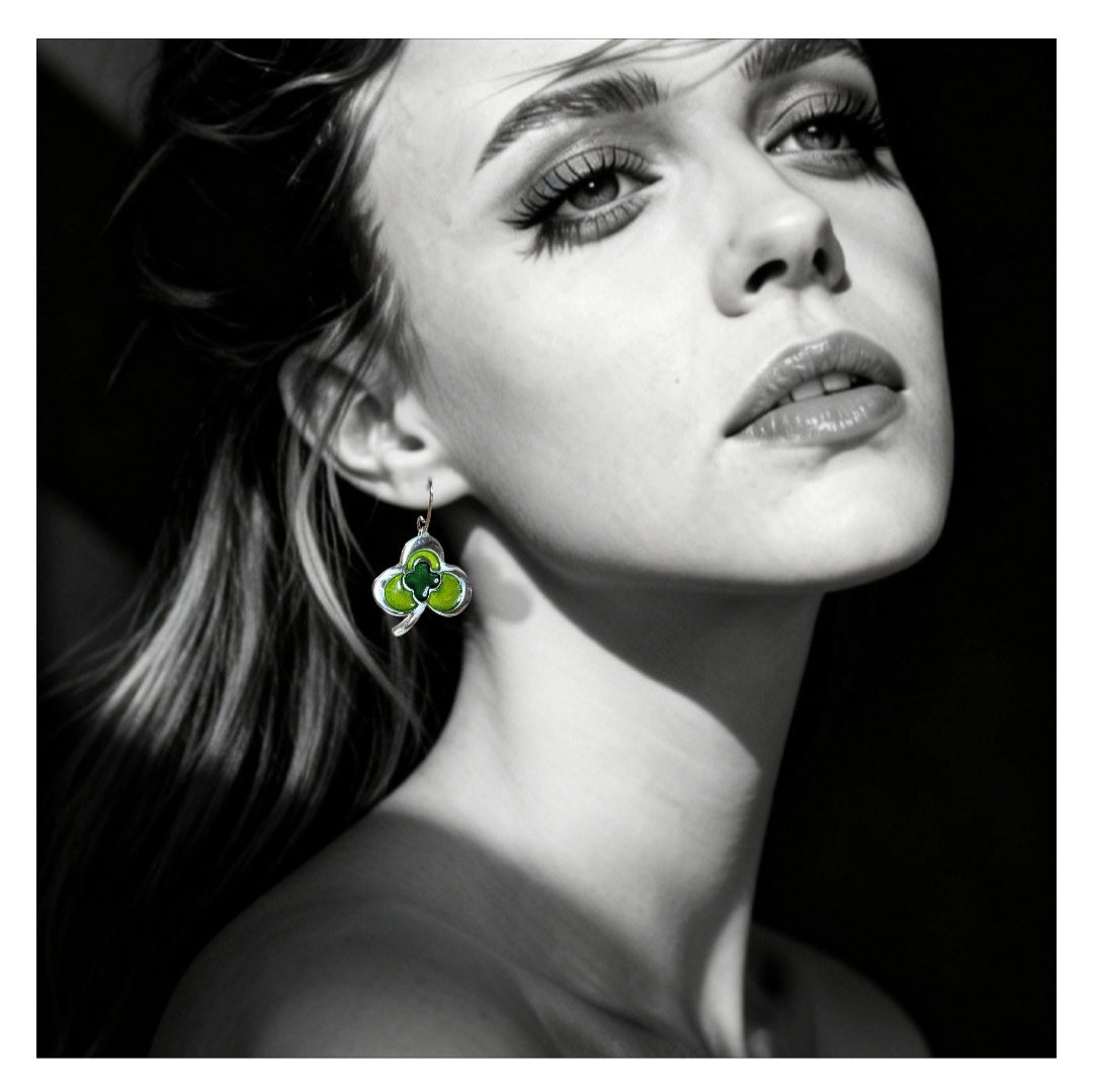 Boucles d'oreilles email argent portées par une femme, motif trèfle vert