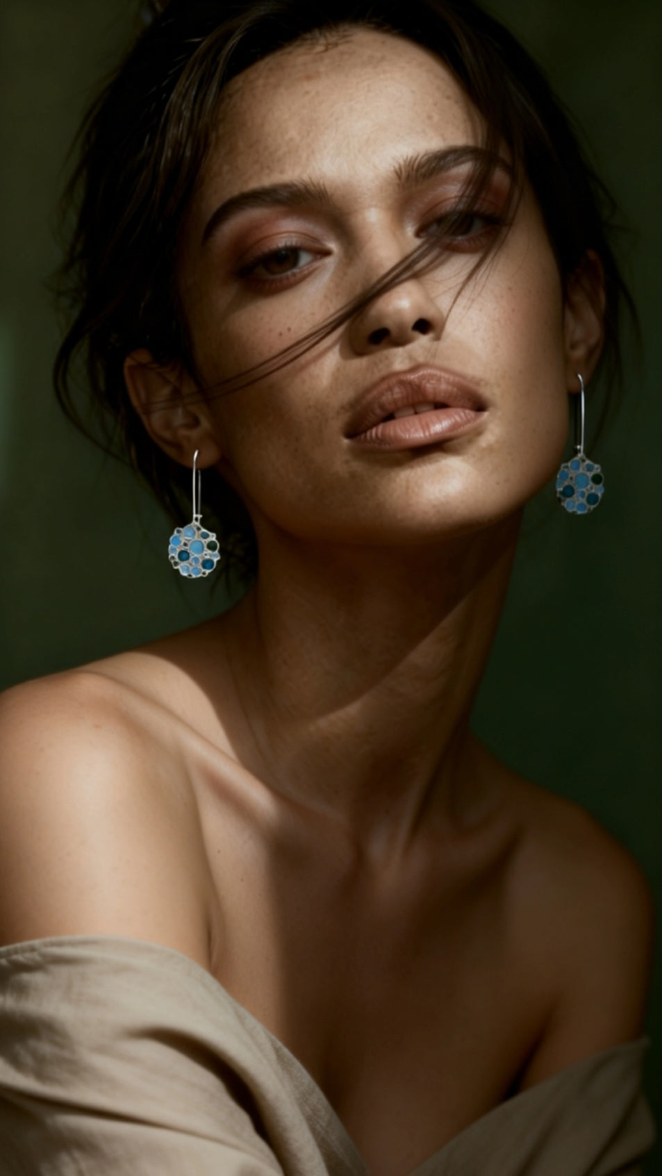 Boucles d'oreilles email argent portées par une femme, motif bulles