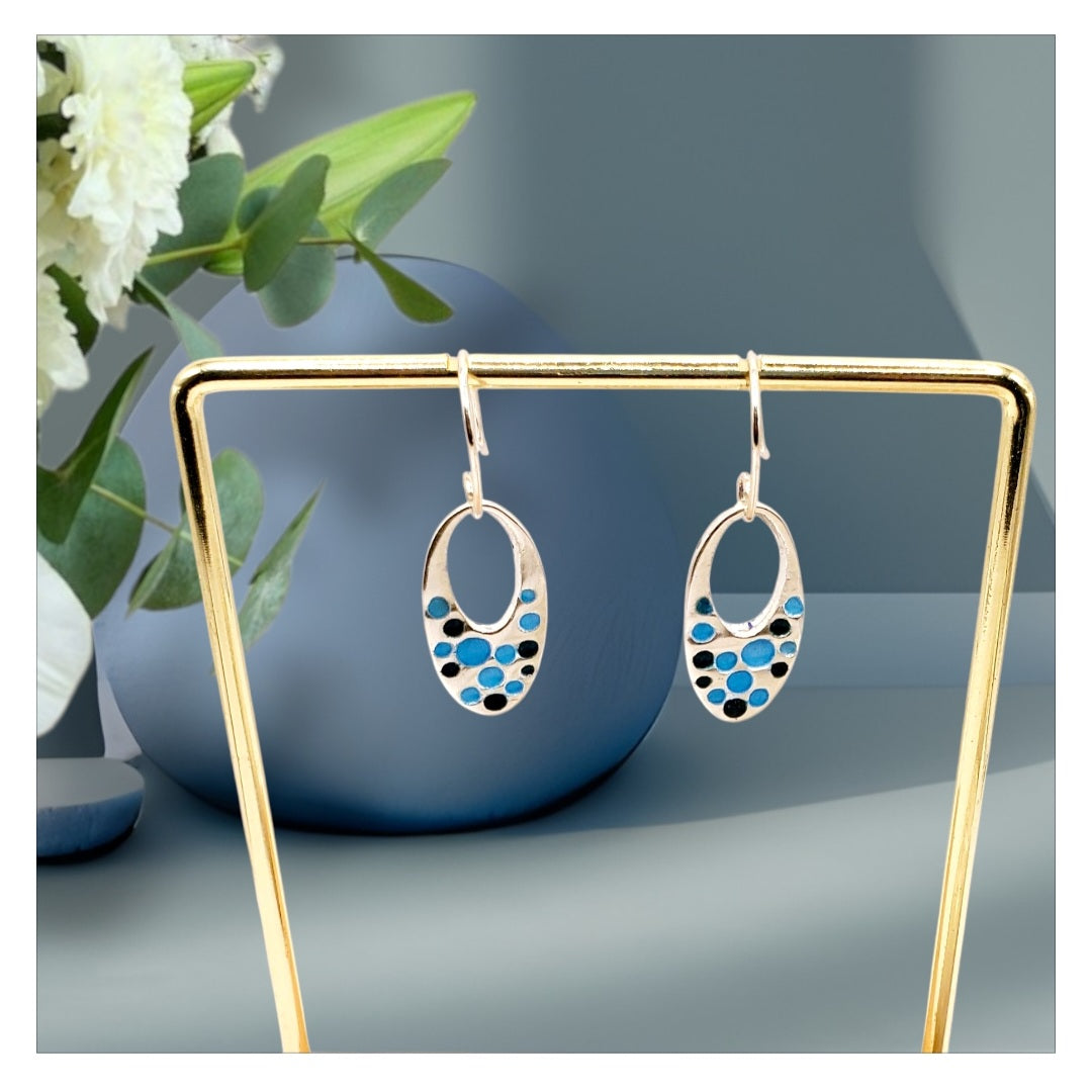 Boucles d'oreilles artisanales emaux argent, motif bulles ajouré bleu