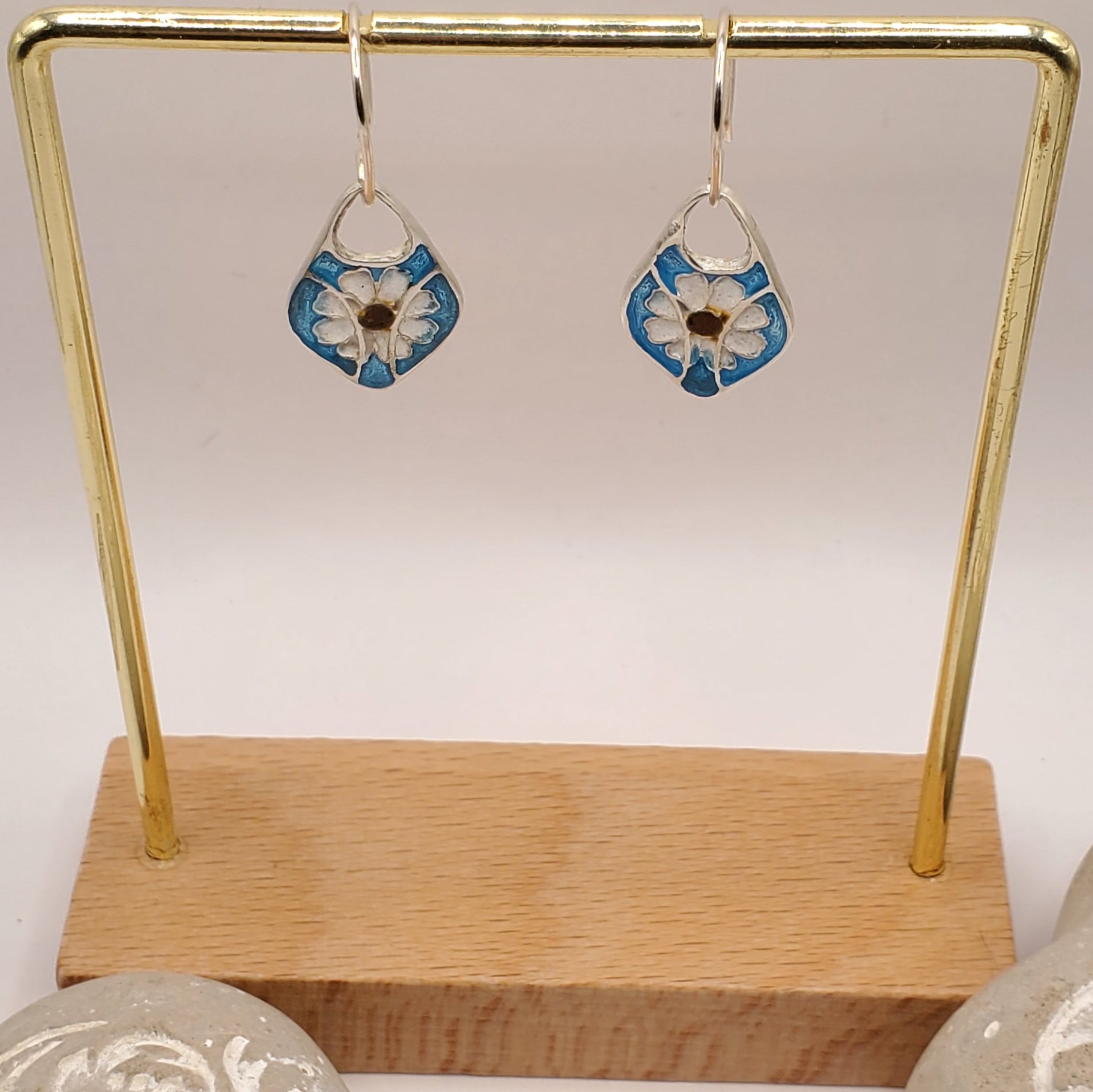 Boucles d'oreilles artisanales emaux argent, motif fleur blanche printanier