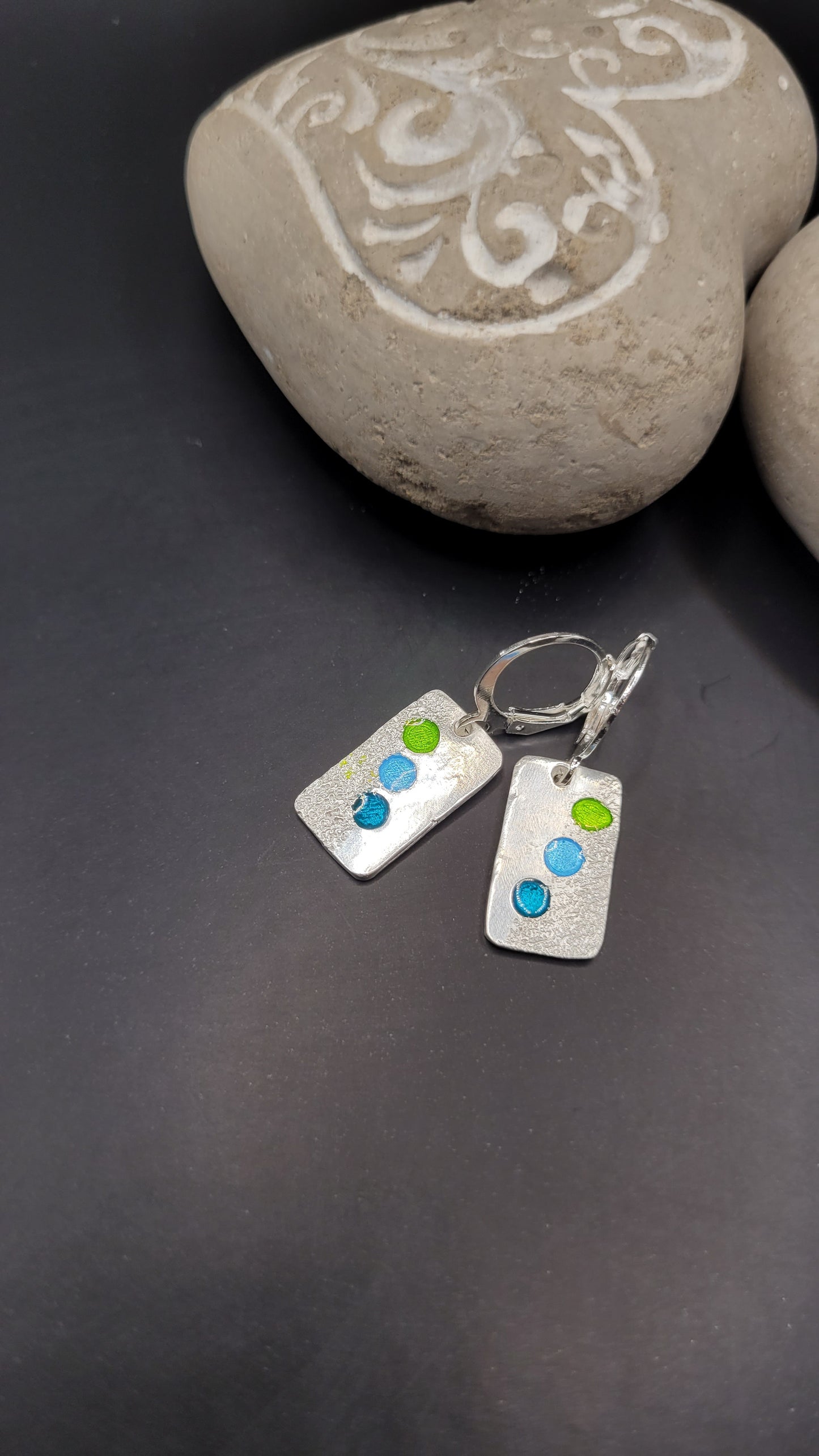 Boucles d'oreilles artisanales emaux argent, design minimaliste confetti bleu vert