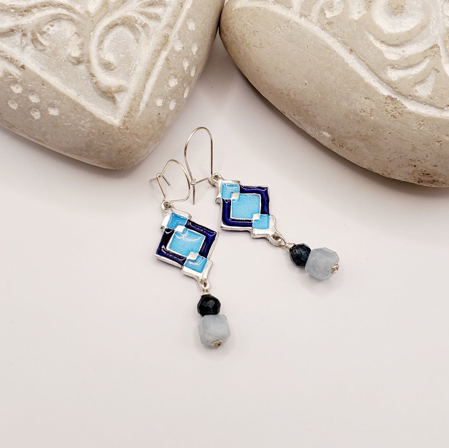 Boucles d'oreilles artisanales emaux argent, pendentifs pierres naturelles bleues