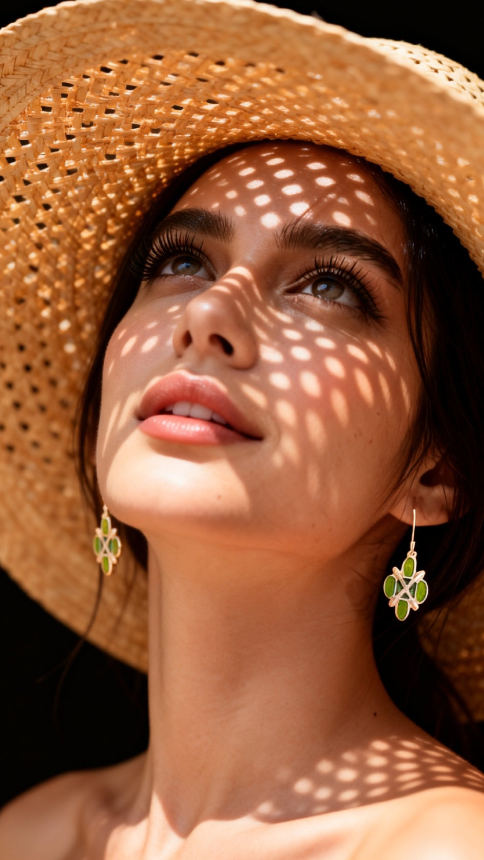 Boucles d'oreilles emaux argent vert portées par une femme, style art deco