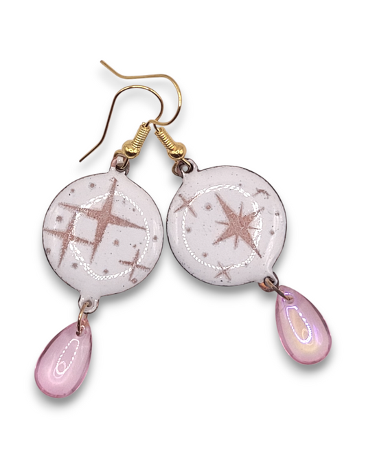 boucles d'oreilles en émail sur cuivre aux motif d'étoiles rosés sur blanc prolongé par une perle de verre goutte. Bijou artisanal fait à la main chez maison calub les emaux du Luberon