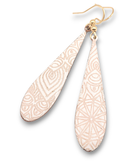boucles d'oreilles aux motifs fins mandala tons rosés en email sur cuivre forme goutte de maison Calub . Emaux grand feu traditionnels fait ain