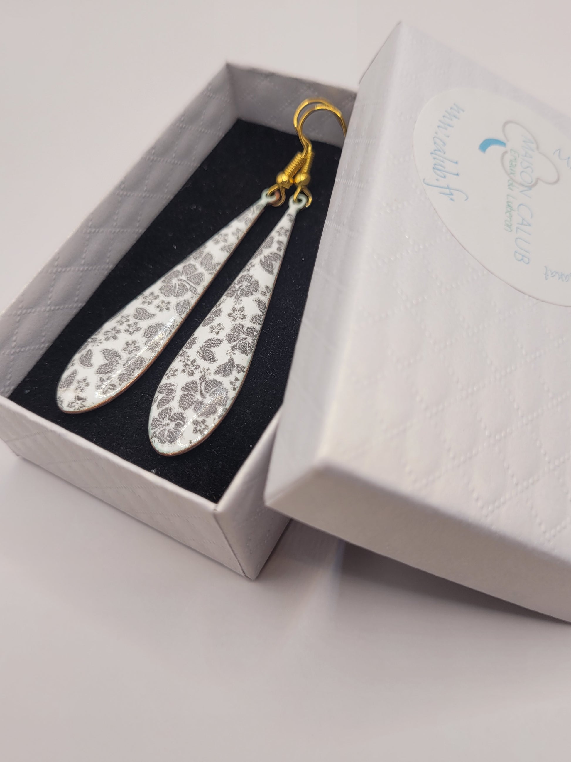 bijou artisanal boucles d'oreilles en forme de longue goutte en email sur cuivre au motif floral - creation maison calub - dans leur boite cadeau