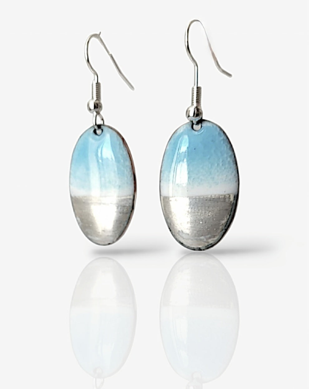 boucles d'oreilles de la collection Eau Minérale chez maison CALUB, bijou en émail sur cuivre dans les tons bleus et lustre d'argent