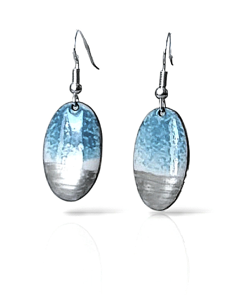 boucles d'oreilles de la collection Eau Minérale chez maison CALUB, bijou en émail sur cuivre dans les tons bleus et lustre d'argent