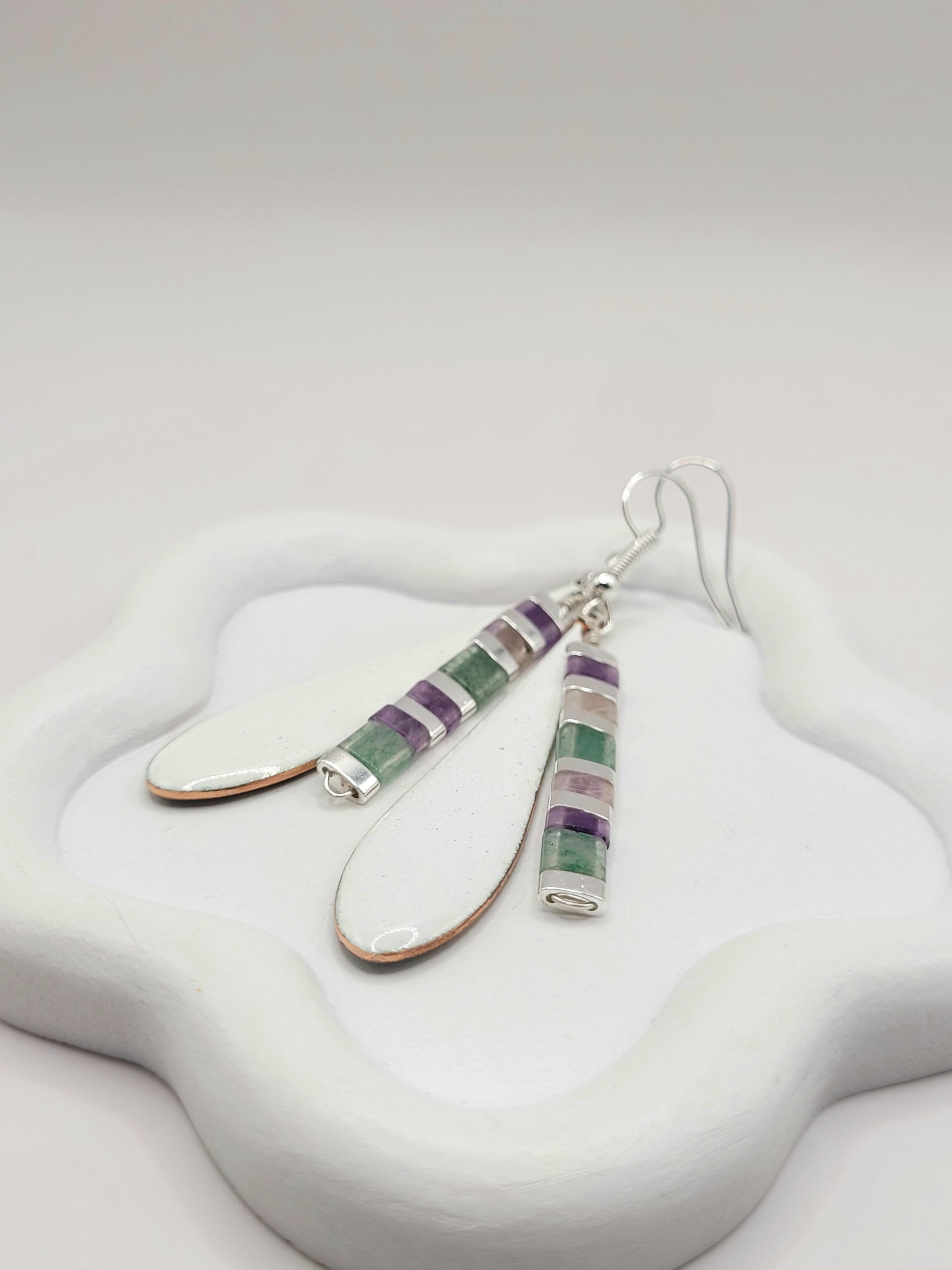 boucles d'oreilles forme goutte  gros plan sur emaux - bijou en email  original de maison calub  avec perles myuki