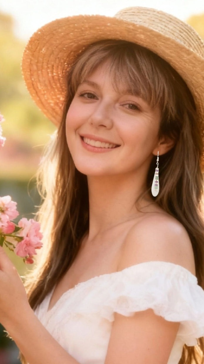 jeune femme portant des boucles d'oreilles forme goutte  emaux - bijou en email  original de maison calub  avec perles myuki