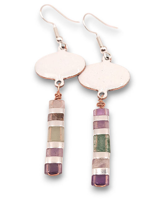 boucles d'oreilles longues pendant emaux de la maison CALUB, bijou en email avec perles miyuki
