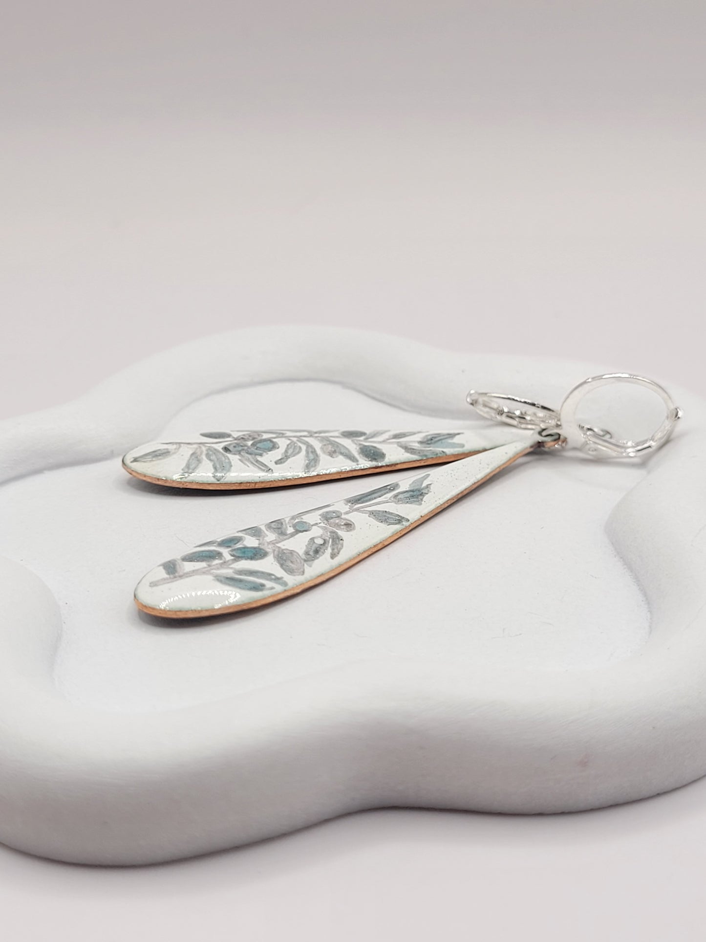 gros plan sur les boucles d'oreilles artisanales email sur cuivre rameau d'olivier peint à la main maison calub émaux cadeau original made in france