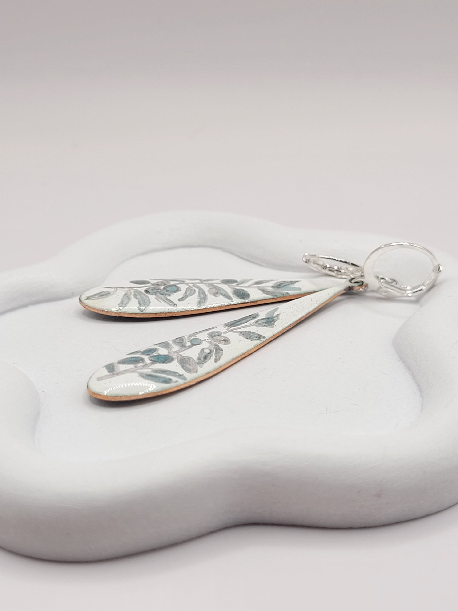 gros plan sur les boucles d'oreilles artisanales email sur cuivre rameau d'olivier peint à la main maison calub émaux cadeau original made in france