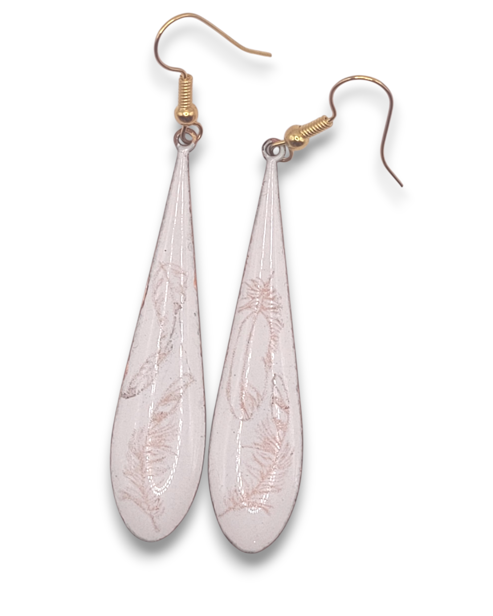 boucles d'oreilles gouttes longues en émail sur cuivre aux motifs très fin de plumes . Bijou artisanal maison calub les émaux du Luberon