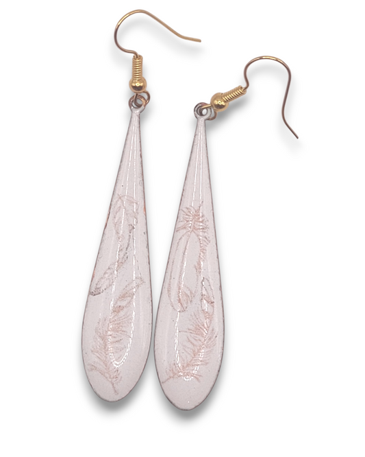 boucles d'oreilles gouttes longues en émail sur cuivre aux motifs très fin de plumes . Bijou artisanal maison calub les émaux du Luberon