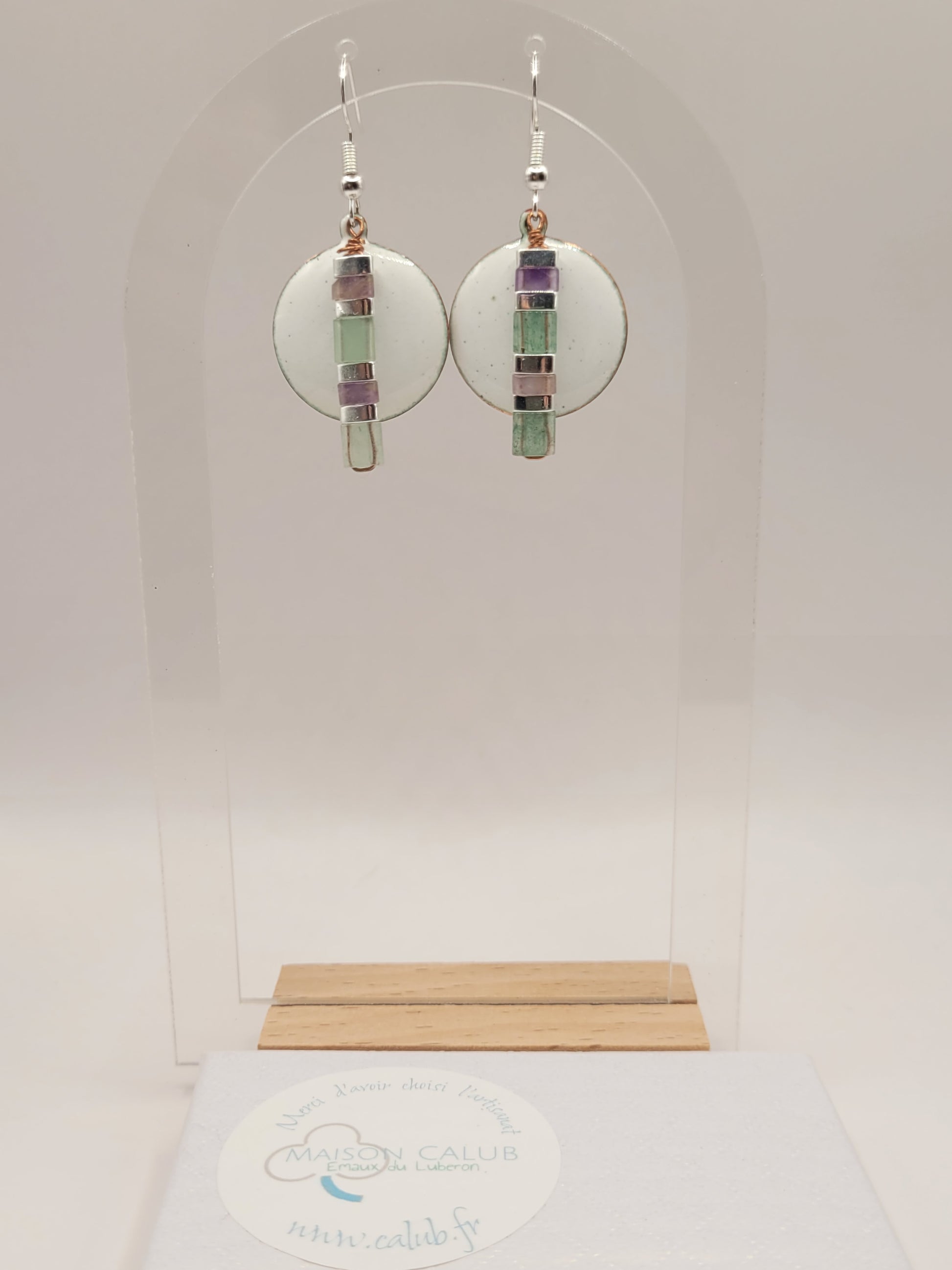 boucles d'oreilles rondes suspendues forme pendant emaux de la maison CALUB, bijou en email avec perles miyuki