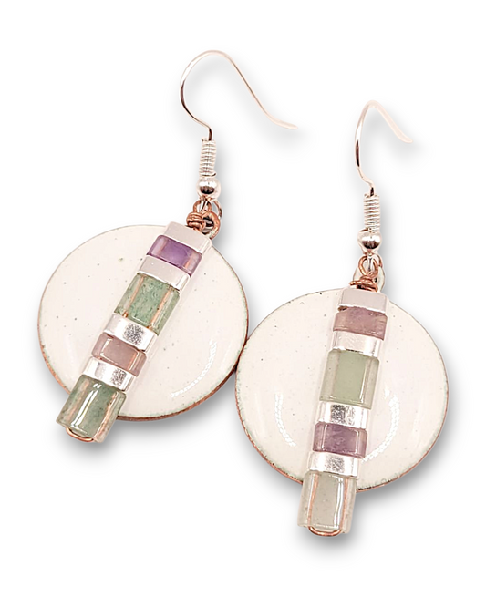boucles d'oreilles rondes pendant emaux de la maison CALUB, bijou en email avec perles miyuki