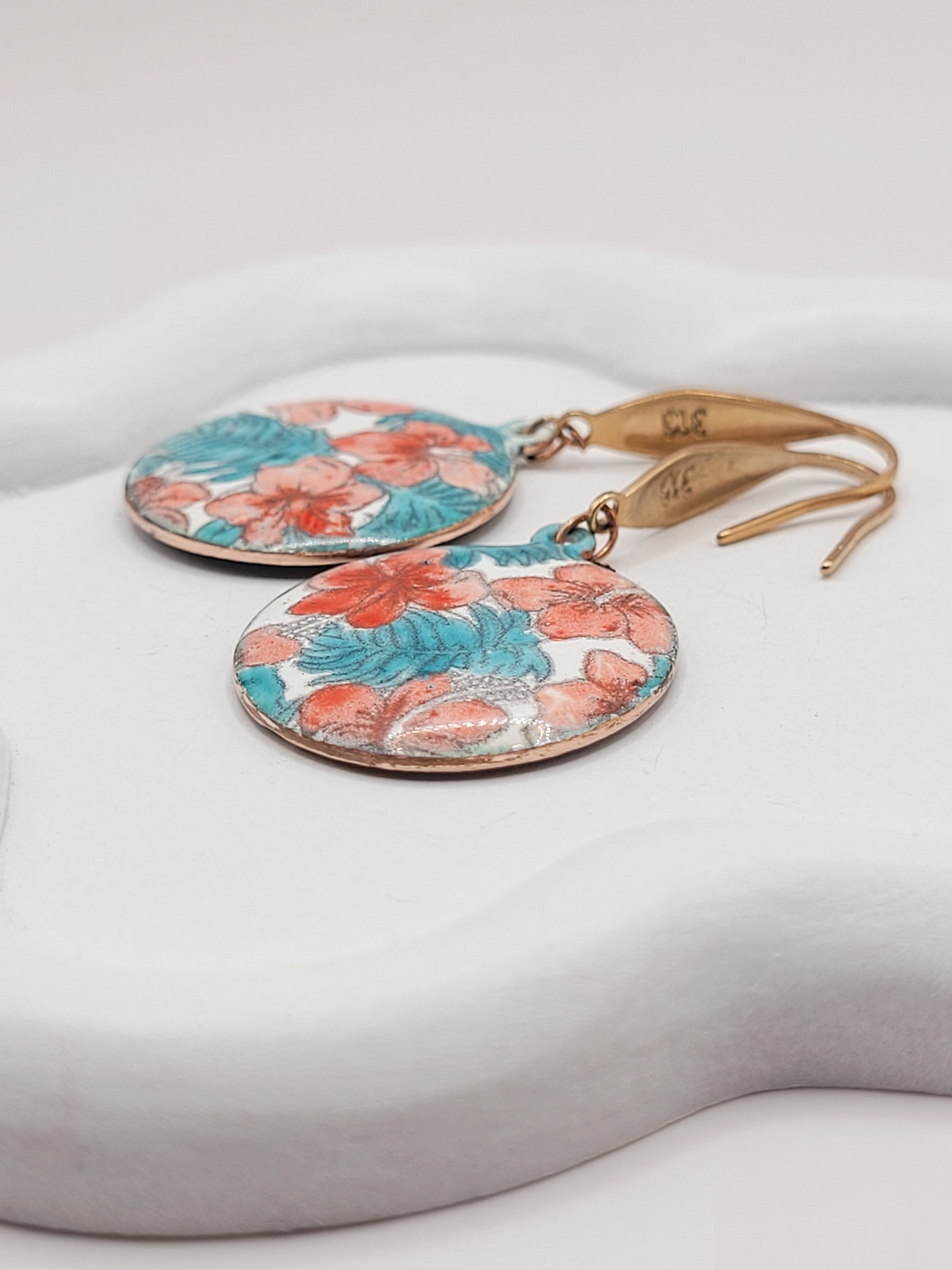 Boucles d'oreilles en émail sur cuivre peint à la main, aux motifs rouges et vert inspiré des tissus Liberty, chez maison CALUB les émaux du Luberon.