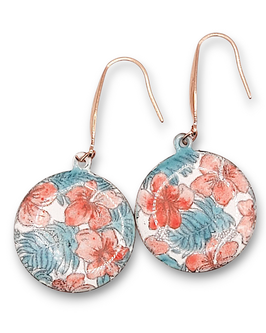 Boucles d'oreilles en émail sur cuivre peint à la main, aux motifs rouges et vert inspiré des tissus Liberty, chez maison CALUB les émaux du Luberon.