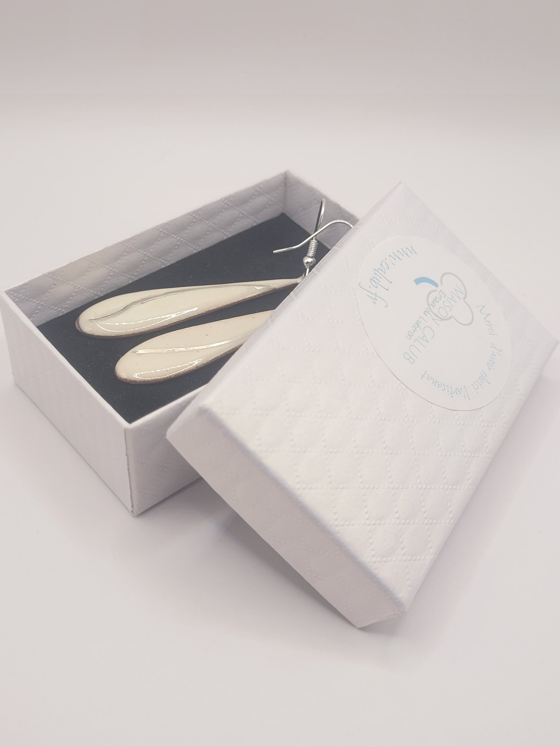 bijou artisanal boucles d'oreilles en email blanc grème avec incrustation d'un fil d'argent. design contemporain sobre et intemporel création maison Calub. Dans une boite cadeau