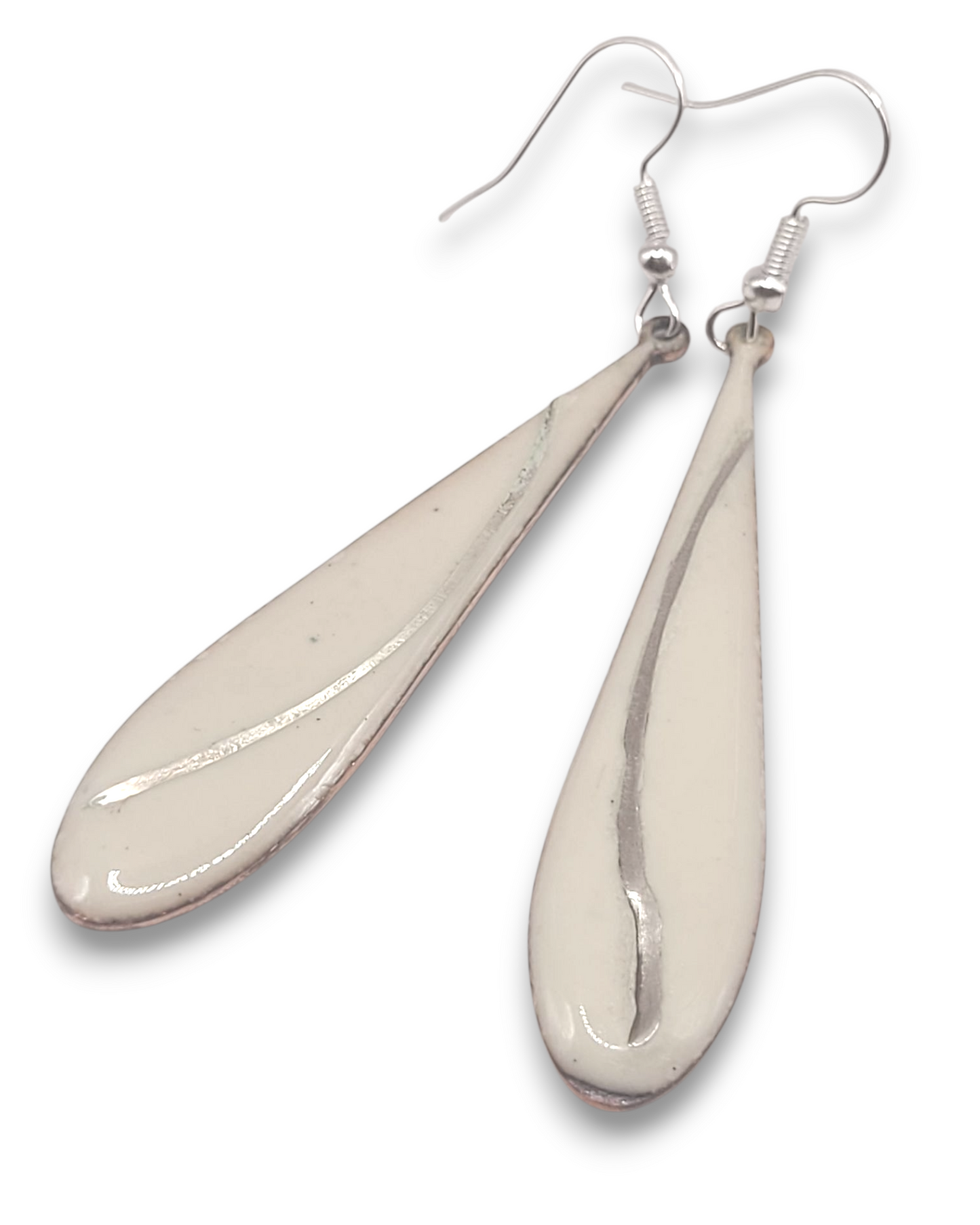 bijou artisanal boucles d'oreilles en email blanc grème avec incrustation d'un fil d'argent. design contemporain sobre et intemporel création maison Calub. Fond blanc