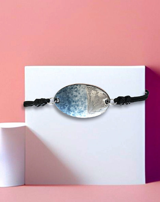 bracelet en émail sur cuivre monté sur un cordon noir chez maison CALUB