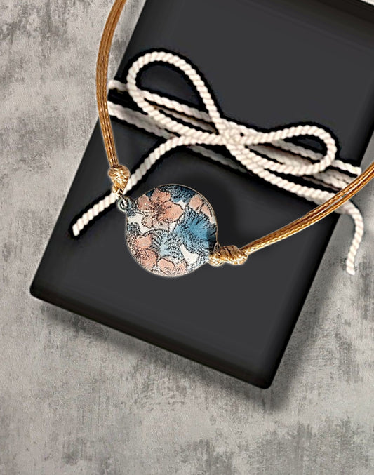 bracelet de la ligne Liberty chez Maison Calub en émail sur cuivre  peint à la main, bijou artisanal