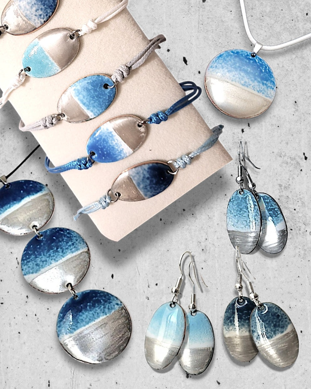 florilège de bijoux artisanaux de la collection Eau Minérale chez maison CALUB, bijou en émail sur cuivre dans les tons bleus et lustre d'argent