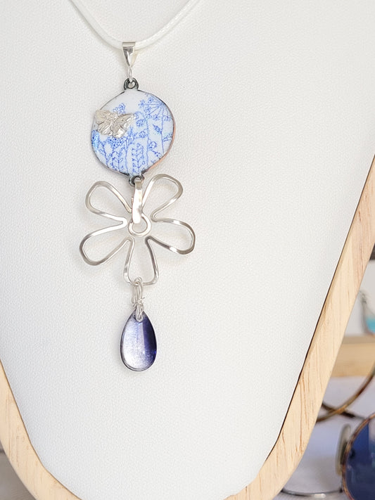 pendentif en émail sur cuivre blanc aux fin motifs peints et prolongé d'une fleur en argent