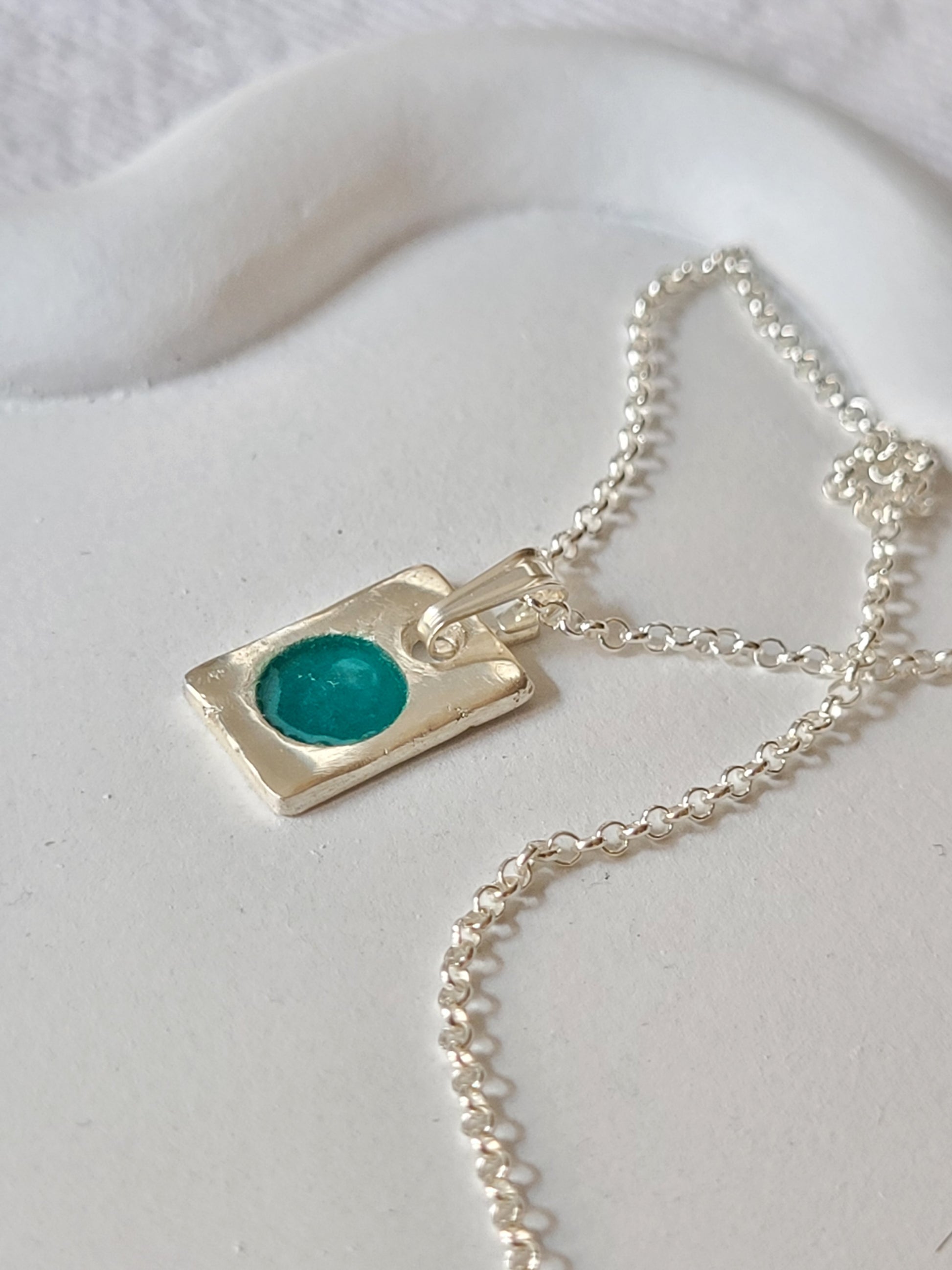collier moderne en émail grand feu vert translucide sur argent fin plique-à-jour maison CALUB